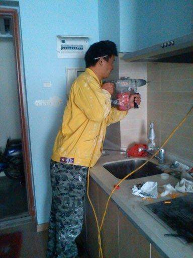 墙上打孔瓷砖打烂怎么办(墙上打孔瓷砖打烂怎么办图片)