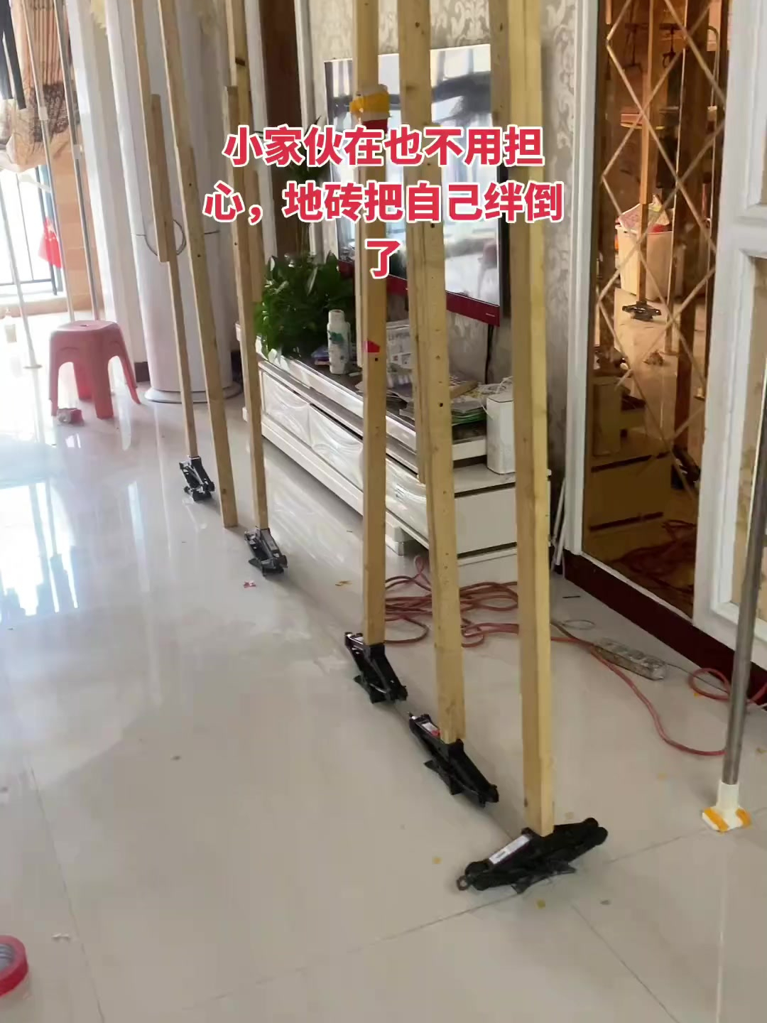 墙砖翘起怎么办视频教程(家里的墙砖翘起来了怎么修补)