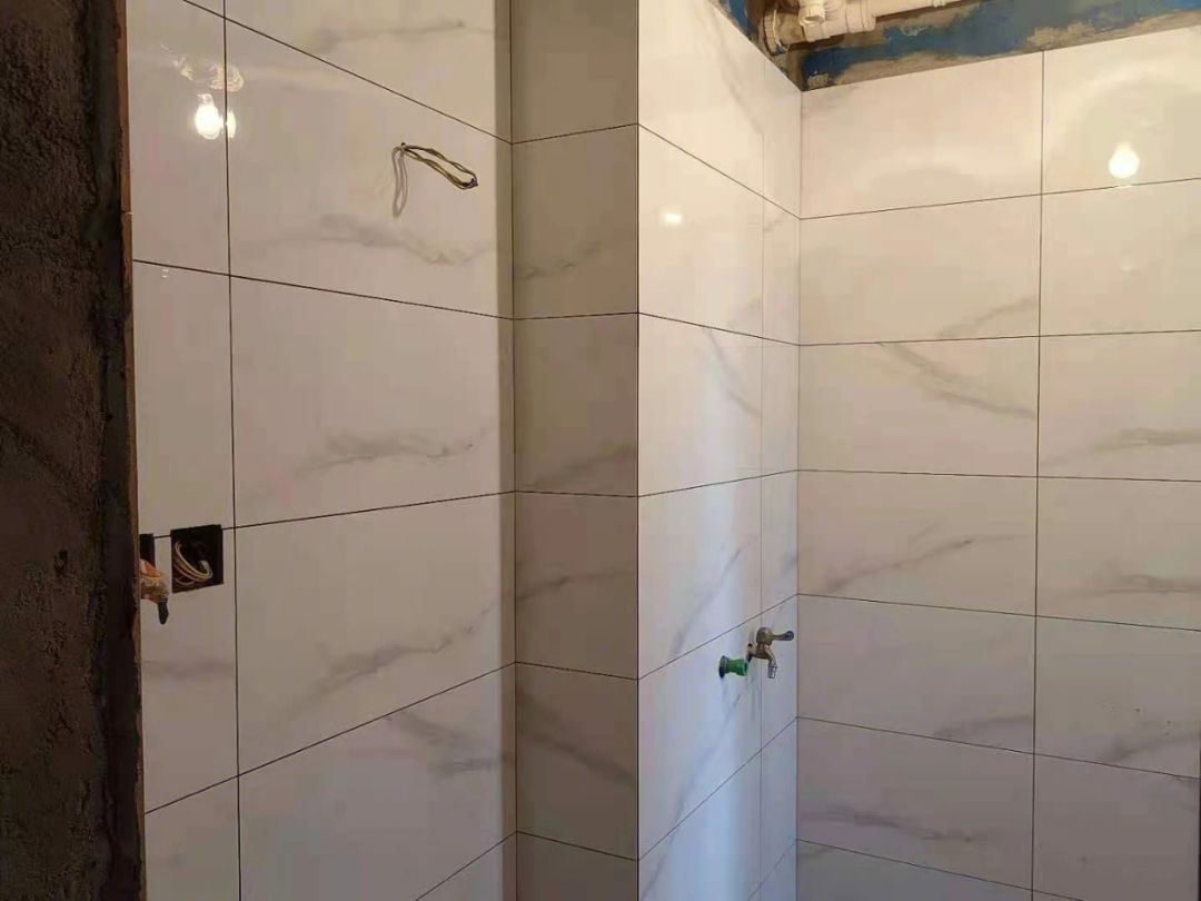 贴砖师傅手艺差老怪瓷砖(贴砖师傅手艺不过关怎么办)