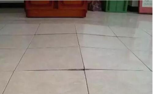 瓷砖变形拱起原因分析(是不是瓷砖都有弯曲变形怎么办)